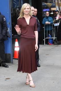 Kirsten Dunst feet photo thumbnail