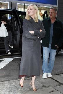 Kirsten Dunst feet photo thumbnail