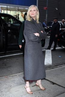 Kirsten Dunst feet photo thumbnail