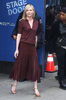 Kirsten Dunst feet photo thumbnail