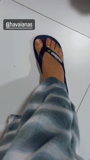 Isis Valverde feet photo thumbnail