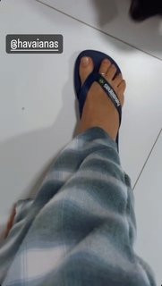 Isis Valverde feet photo thumbnail