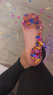 Khloé Kardashian feet photo thumbnail