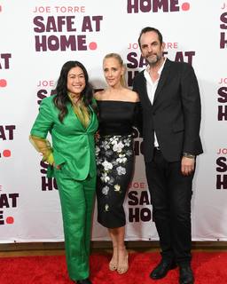 Kim Raver feet photo thumbnail
