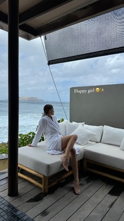 Iris Mittenaere feet photo thumbnail