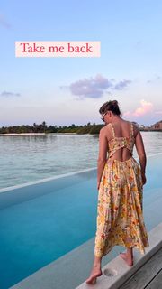 Elizabeth Banks feet photo thumbnail