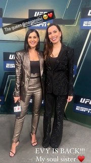 Megan Olivi feet photo thumbnail