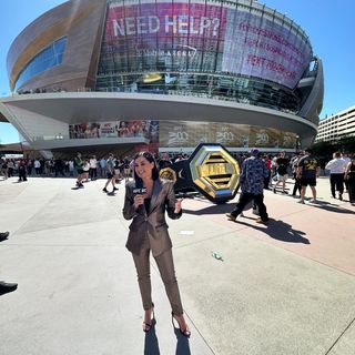 Megan Olivi feet photo thumbnail