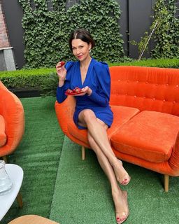 Anna Popek feet photo thumbnail
