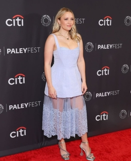 Emily Osment feet photo thumbnail