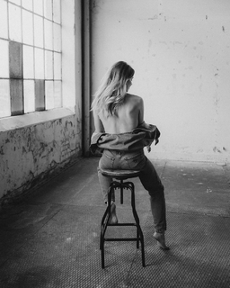 Lola Weippert feet photo thumbnail