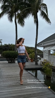 Iris Mittenaere feet photo thumbnail