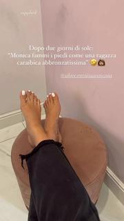 Valentina Vignali feet photo thumbnail