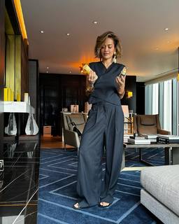 Rita Ora feet photo thumbnail