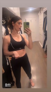 Ashley Greene feet photo thumbnail