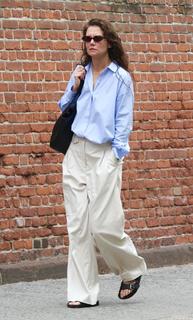 Katie Holmes feet photo thumbnail