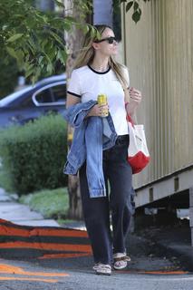 Olivia Wilde feet photo thumbnail