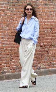 Katie Holmes feet photo thumbnail