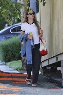 Olivia Wilde feet photo thumbnail