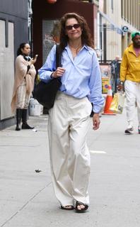 Katie Holmes feet photo thumbnail