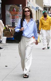 Katie Holmes feet photo thumbnail