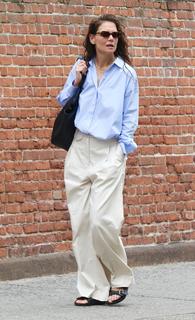 Katie Holmes feet photo thumbnail