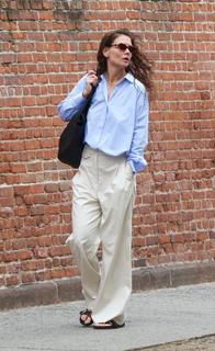 Katie Holmes feet photo thumbnail