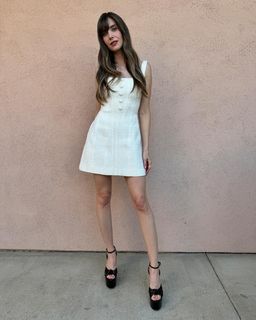 Alison Brie feet photo thumbnail