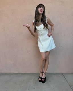 Alison Brie feet photo thumbnail