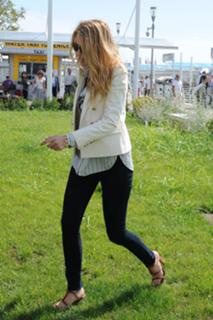 Blake Lively feet photo thumbnail