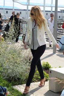 Blake Lively feet photo thumbnail