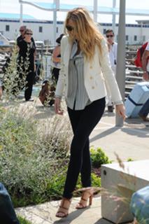 Blake Lively feet photo thumbnail