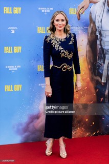 Emily Blunt feet photo thumbnail