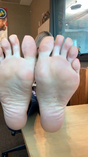 Kyle Unfug feet photo thumbnail