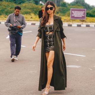 Mouni Roy feet photo thumbnail