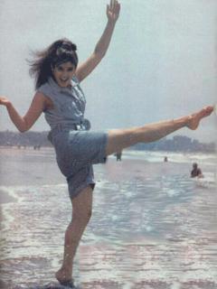 Raveena Tandon feet photo thumbnail