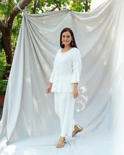 Dia Mirza feet photo thumbnail