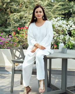 Dia Mirza feet photo thumbnail