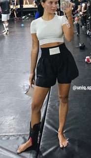 Julia Wieniawa-Narkiewicz feet photo thumbnail