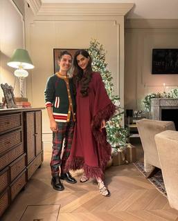 Sonam Kapoor feet photo thumbnail