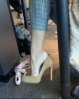 Kyle Unfug feet photo thumbnail