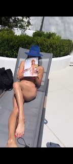 Brooke Burke feet photo thumbnail