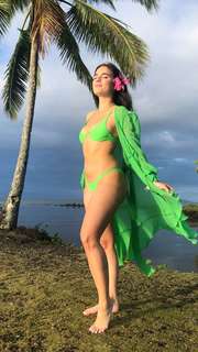 Natalie Noel Mariduena feet photo thumbnail