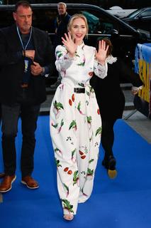 Emily Blunt feet photo thumbnail
