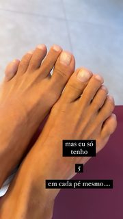 Carolina Dieckmann feet photo thumbnail
