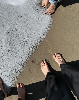 Gal Gadot feet photo thumbnail