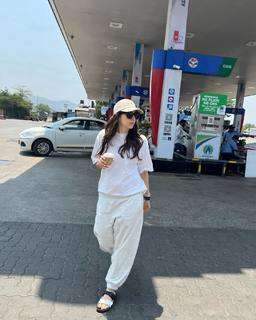 Karisma Kapoor feet photo thumbnail