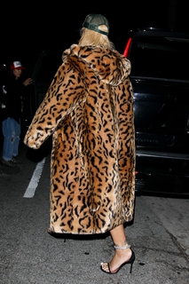 Rihanna feet photo thumbnail