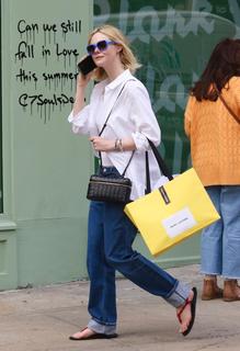 Elle Fanning feet photo thumbnail