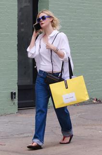 Elle Fanning feet photo thumbnail